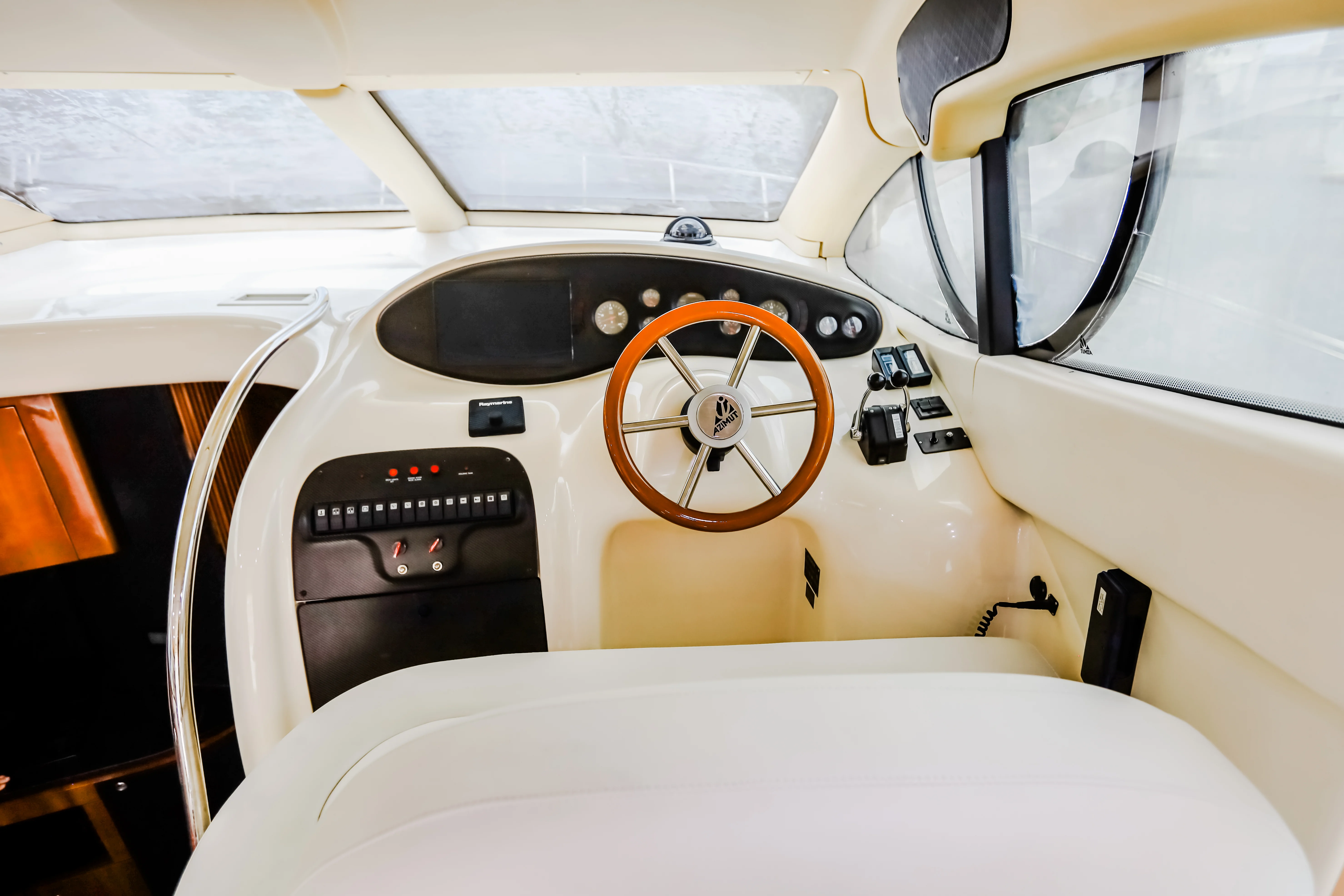 50ft Azimut Flybridge guest cabin